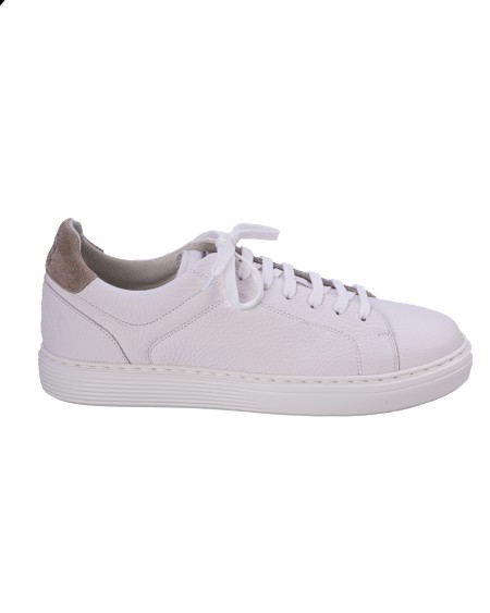 Shop BRUNELLO CUCINELLI  Sneakers: Brunello Cucinelli sneakers in vitello con grana.
Chiusura con lacci piatti in tessuto.
Fodera in pelle.
Suola in gomma leggera.
Composizione: 100% Pelle.
Fabbricato in Italia.. MZUASBJ264-CE280